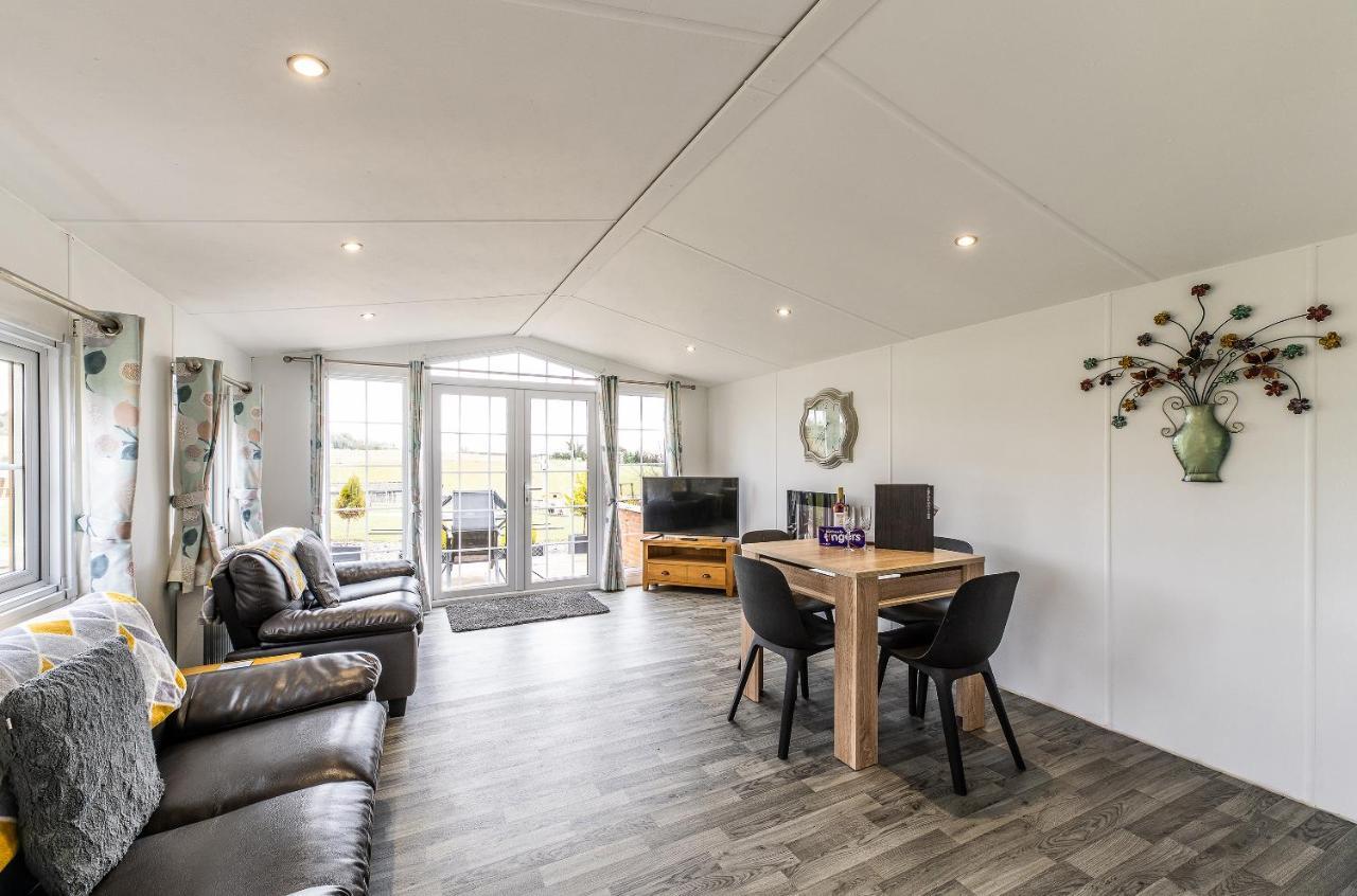 Fairview Farm Holiday Accommodation 14 Luxury Lodges, Cabins, Dog Friendly, Suitable For Couples, Families And Groups, Wedding Guests , Corporate Events, Sleeps 2-65 Guests In Ravenshead, Nottingham Near Sherwood Forest, Set In 88 Acres Buitenkant foto