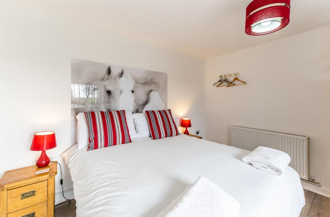 Fairview Farm Holiday Accommodation 14 Luxury Lodges, Cabins, Dog Friendly, Suitable For Couples, Families And Groups, Wedding Guests , Corporate Events, Sleeps 2-65 Guests In Ravenshead, Nottingham Near Sherwood Forest, Set In 88 Acres Buitenkant foto