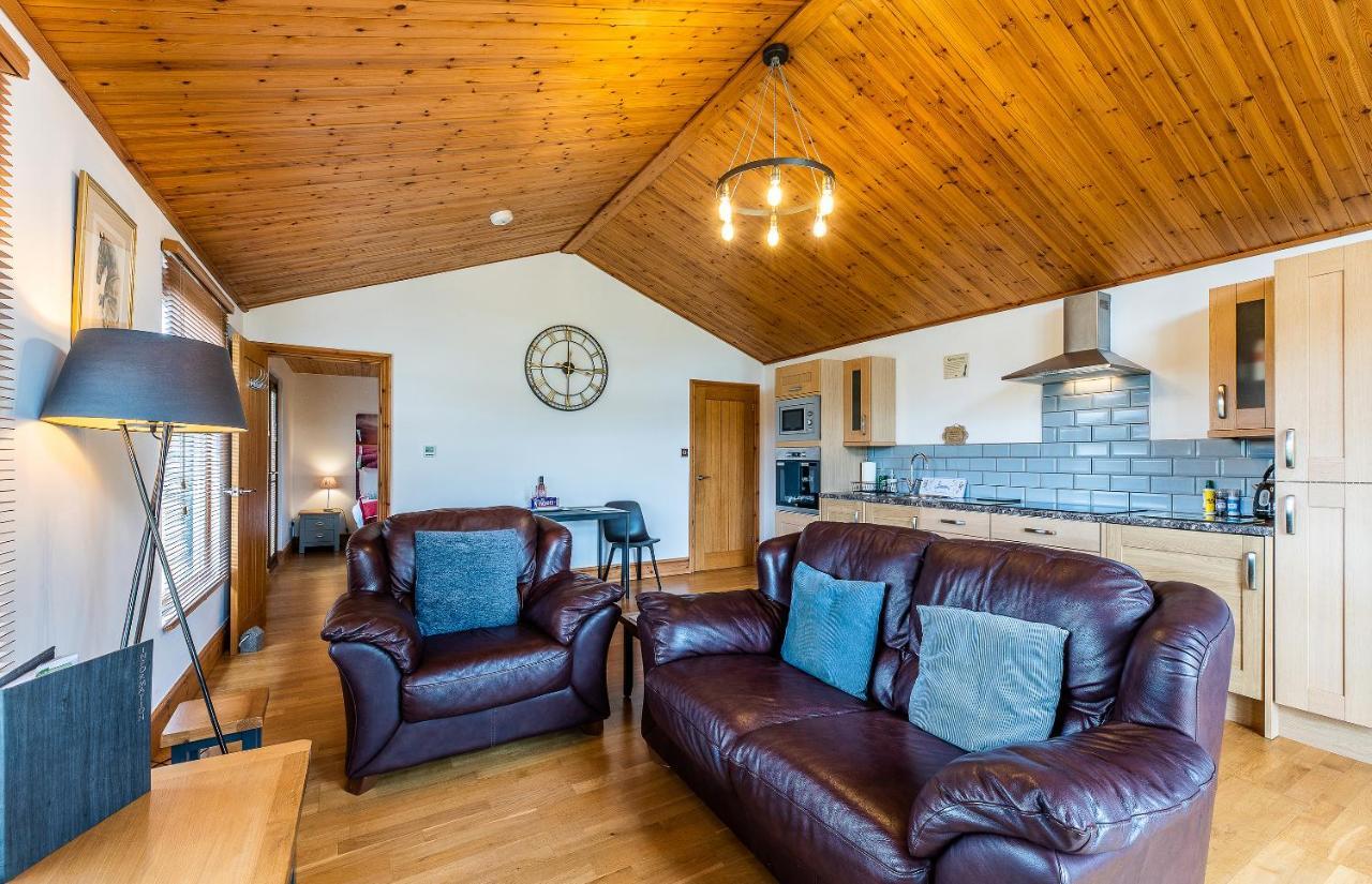 Fairview Farm Holiday Accommodation 14 Luxury Lodges, Cabins, Dog Friendly, Suitable For Couples, Families And Groups, Wedding Guests , Corporate Events, Sleeps 2-65 Guests In Ravenshead, Nottingham Near Sherwood Forest, Set In 88 Acres Buitenkant foto
