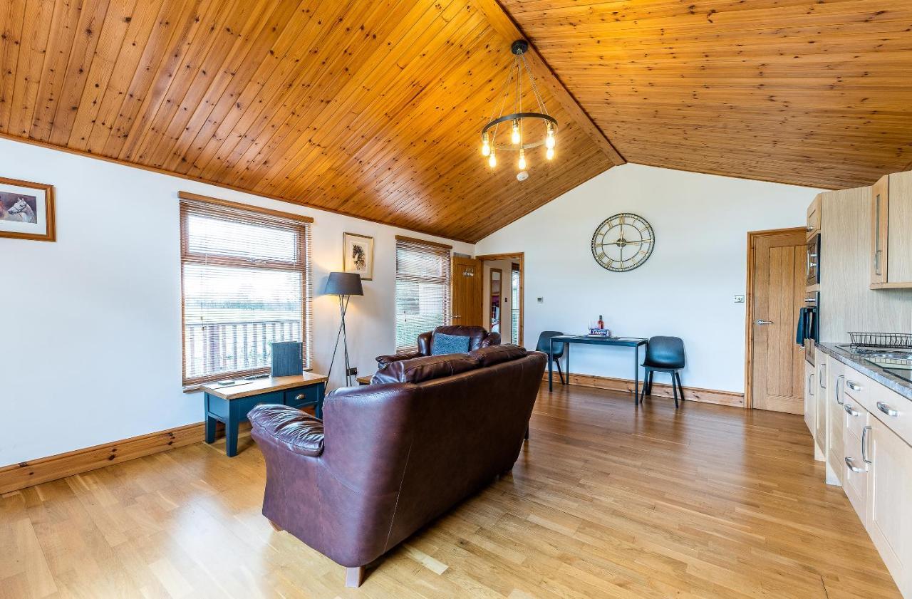 Fairview Farm Holiday Accommodation 14 Luxury Lodges, Cabins, Dog Friendly, Suitable For Couples, Families And Groups, Wedding Guests , Corporate Events, Sleeps 2-65 Guests In Ravenshead, Nottingham Near Sherwood Forest, Set In 88 Acres Buitenkant foto
