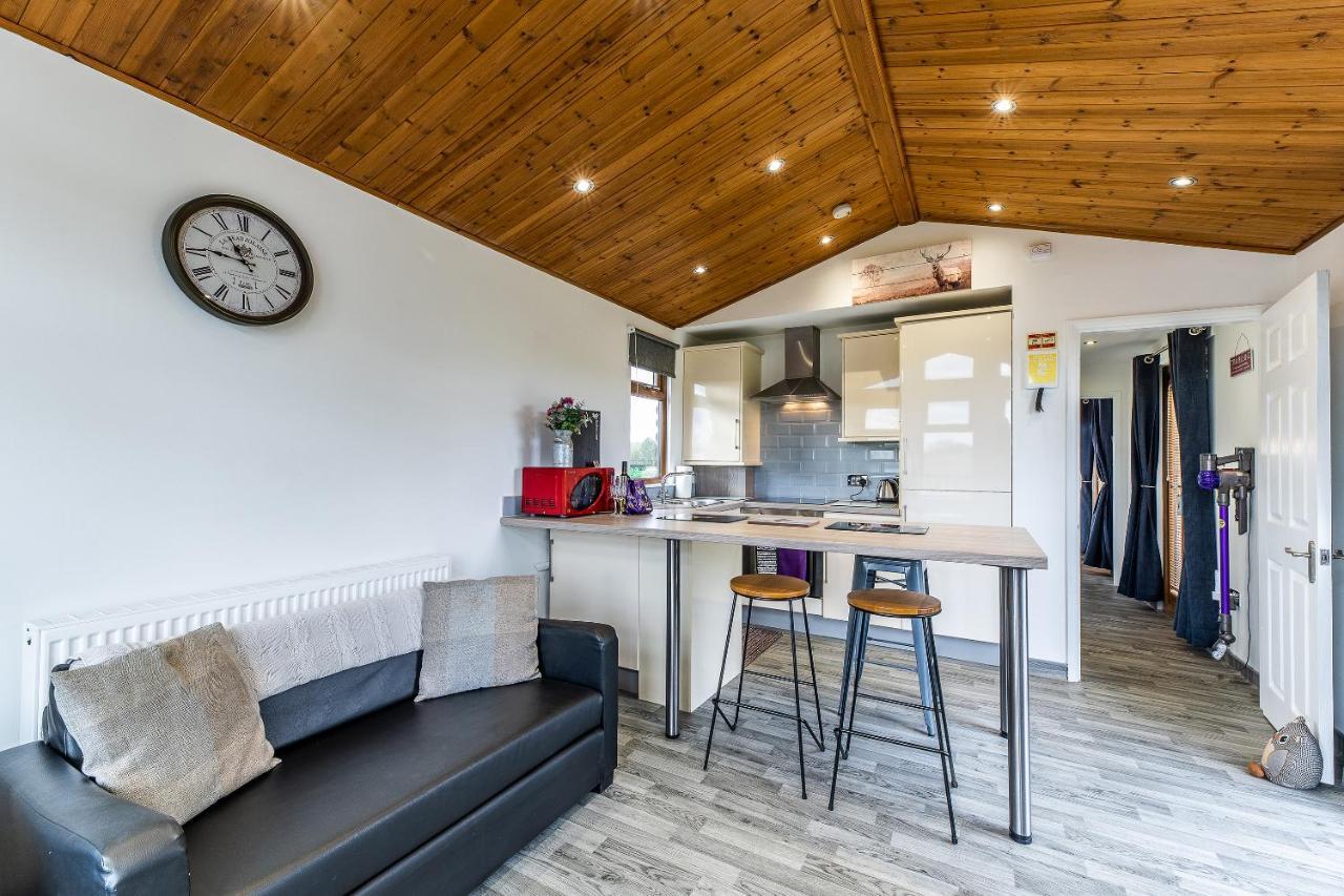 Fairview Farm Holiday Accommodation 14 Luxury Lodges, Cabins, Dog Friendly, Suitable For Couples, Families And Groups, Wedding Guests , Corporate Events, Sleeps 2-65 Guests In Ravenshead, Nottingham Near Sherwood Forest, Set In 88 Acres Buitenkant foto