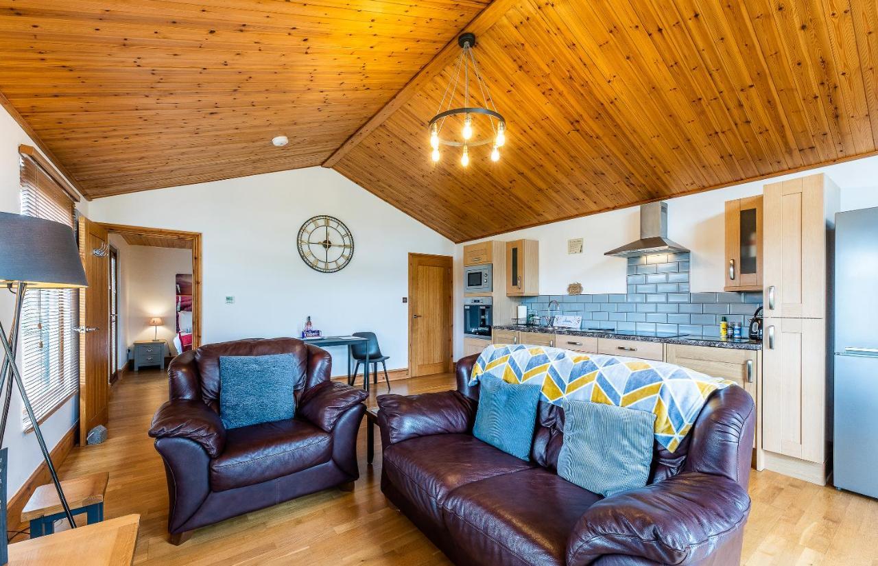 Fairview Farm Holiday Accommodation 14 Luxury Lodges, Cabins, Dog Friendly, Suitable For Couples, Families And Groups, Wedding Guests , Corporate Events, Sleeps 2-65 Guests In Ravenshead, Nottingham Near Sherwood Forest, Set In 88 Acres Buitenkant foto