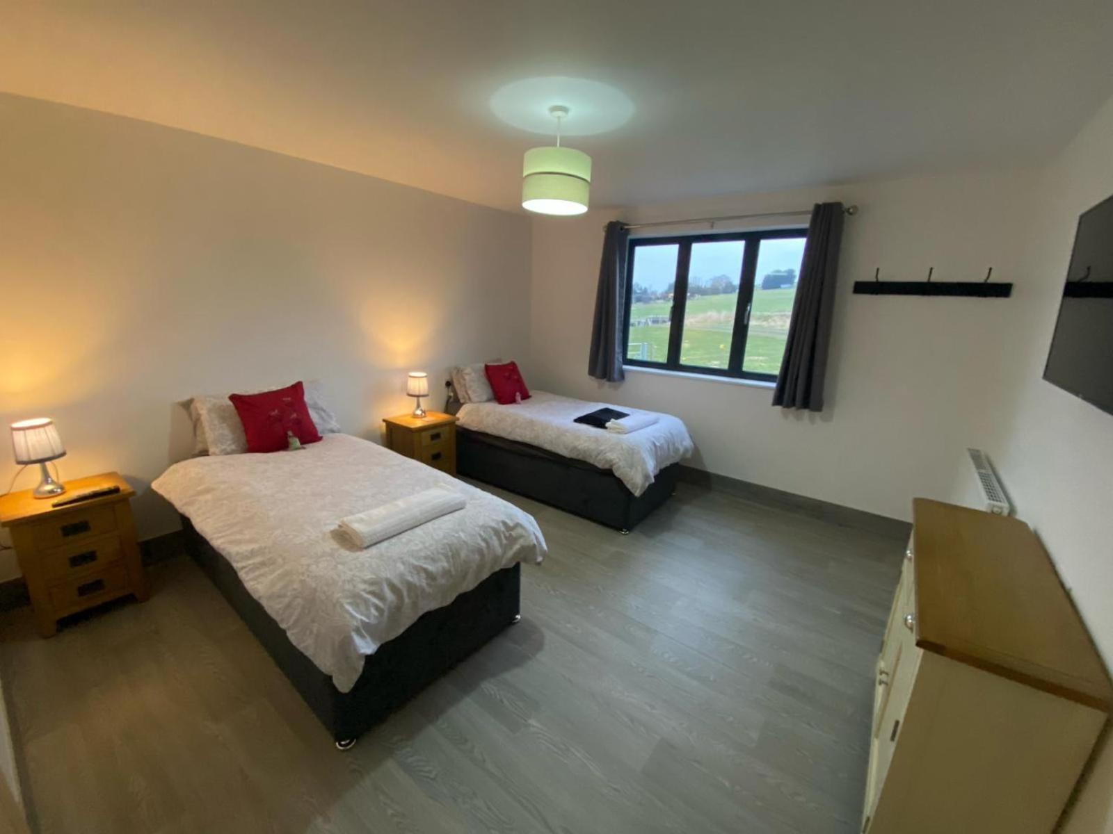 Fairview Farm Holiday Accommodation 14 Luxury Lodges, Cabins, Dog Friendly, Suitable For Couples, Families And Groups, Wedding Guests , Corporate Events, Sleeps 2-65 Guests In Ravenshead, Nottingham Near Sherwood Forest, Set In 88 Acres Buitenkant foto